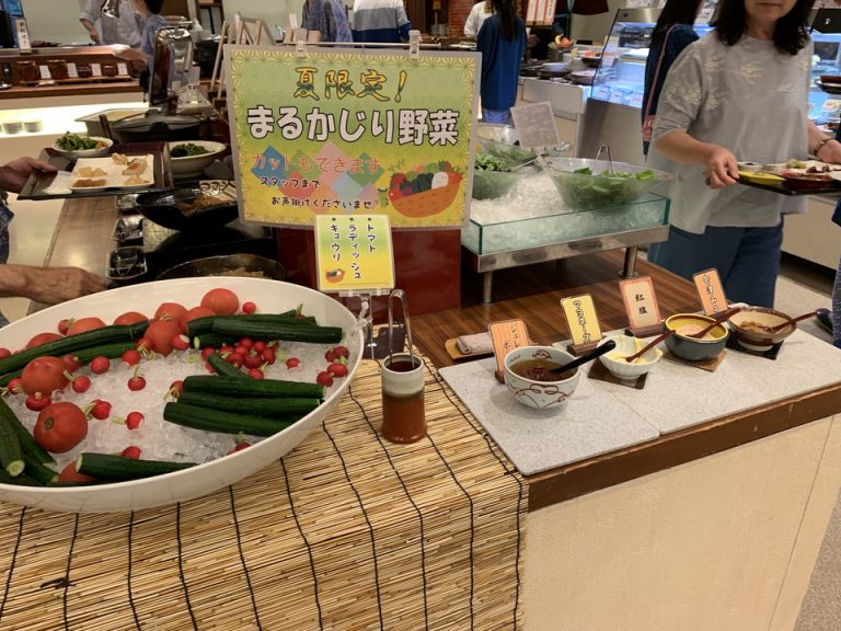 サラダコーナーには夏限定のまるかじり野菜のトマト、ラディッシュ、キュウリがありました。