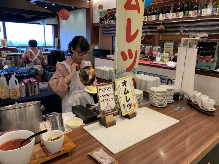 オムレツコーナーでは、できたてのオムレツをいただけます。トッピングはベーコンとオニオンです。