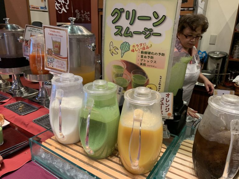 ドリンクコーナーのオレンジジュース、グリーンスムージーです。