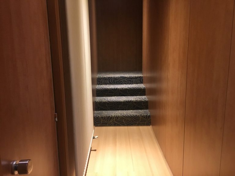 客室ベッドから客室ドア方面廊下