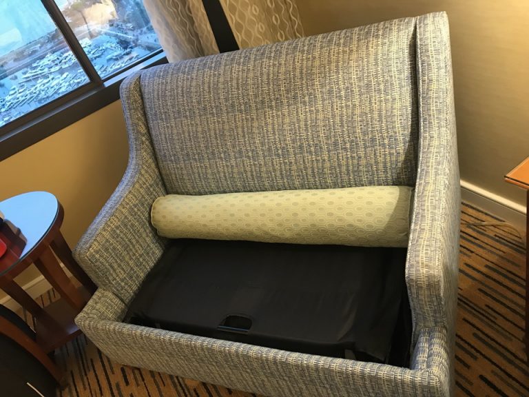 ソファーの下はベットが隠れていました