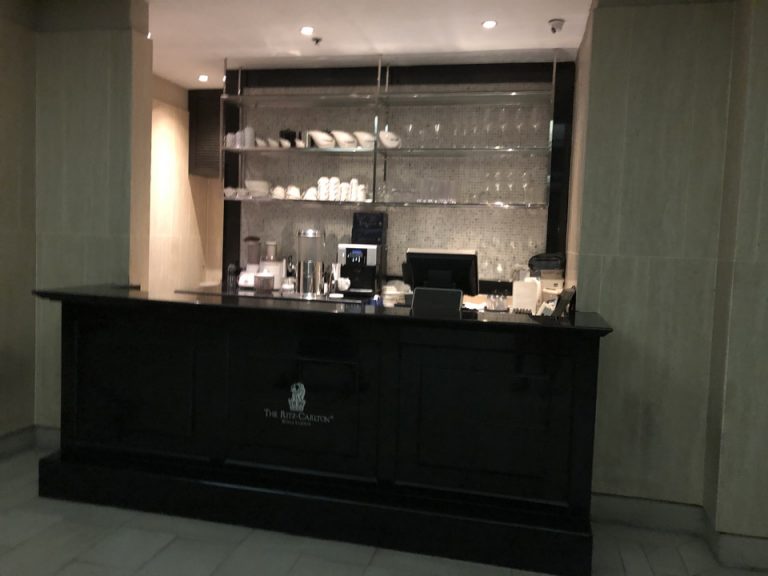 プールサイドバー