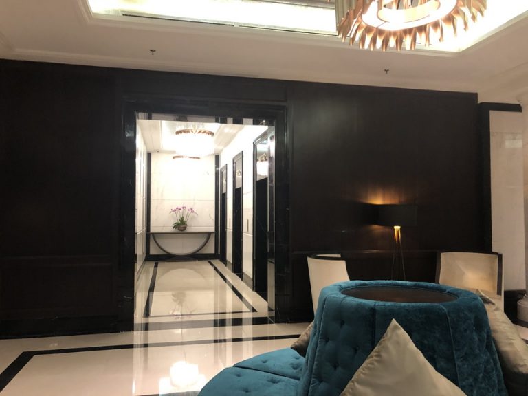 ロビーからエレベーターホール