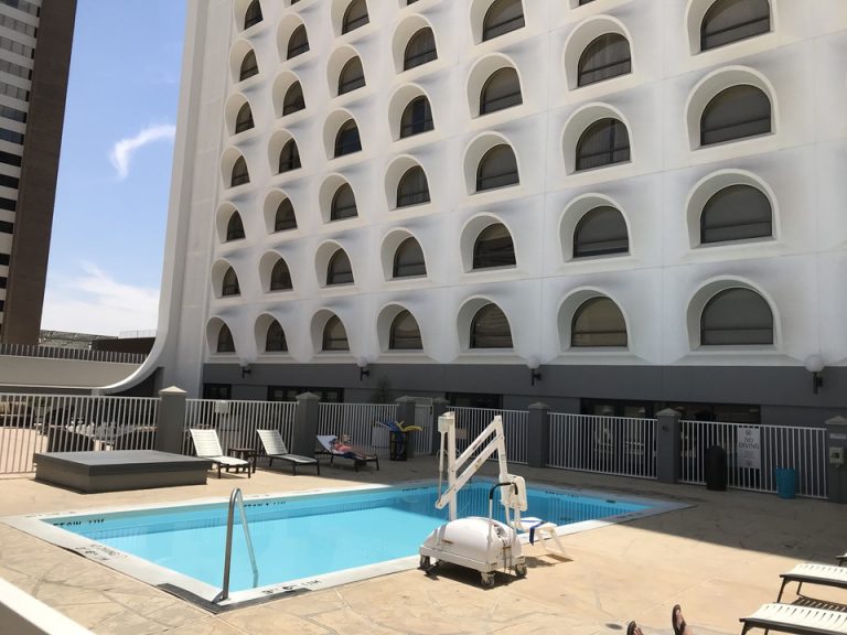 サンタンをしている人がいました