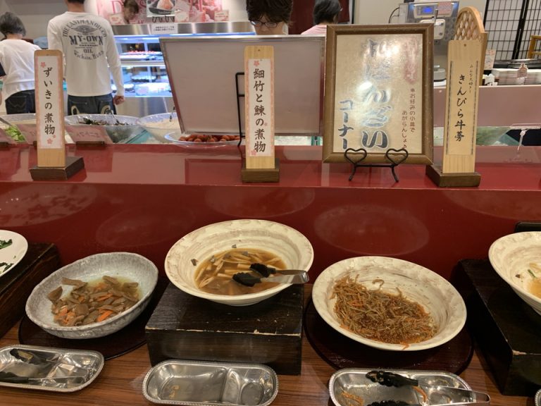 おばんざいコーナーのきんぴら牛蒡、細竹と鰊の煮物、ずいきの煮物です。