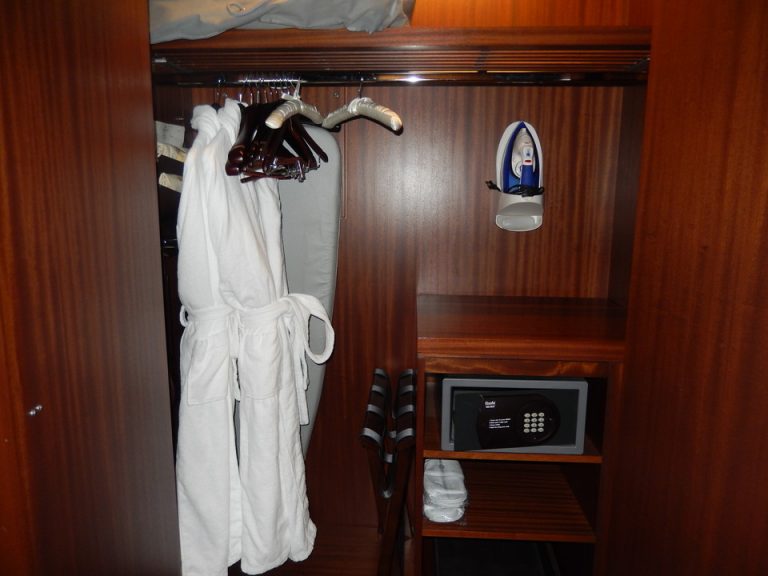 クローゼット外観(開けた状態)