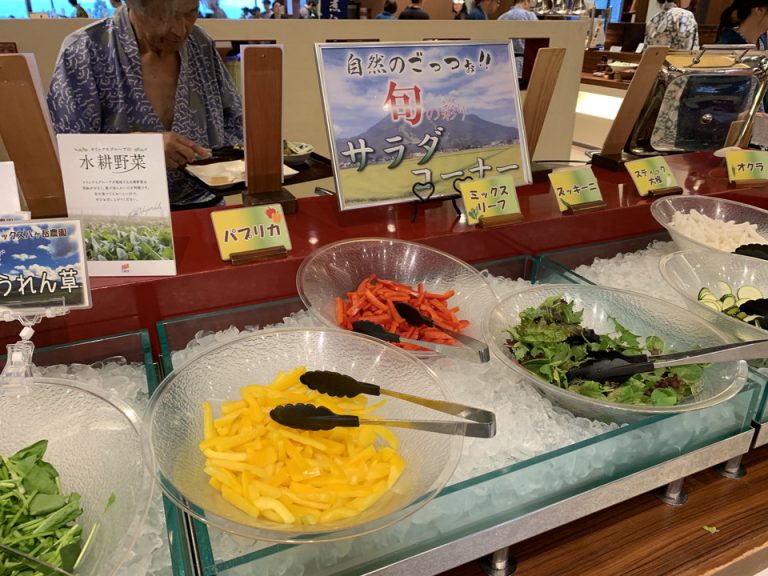 サラダコーナーのパプリカ、ミックスリーフ、ズッキーニ、スティック大根です。