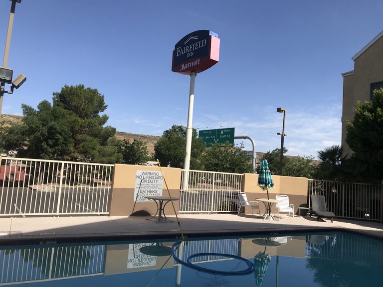 ハイウェイのま横がプールになってます