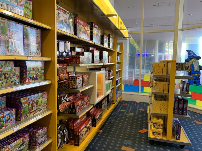 ホテル内のお土産屋さんの内観です