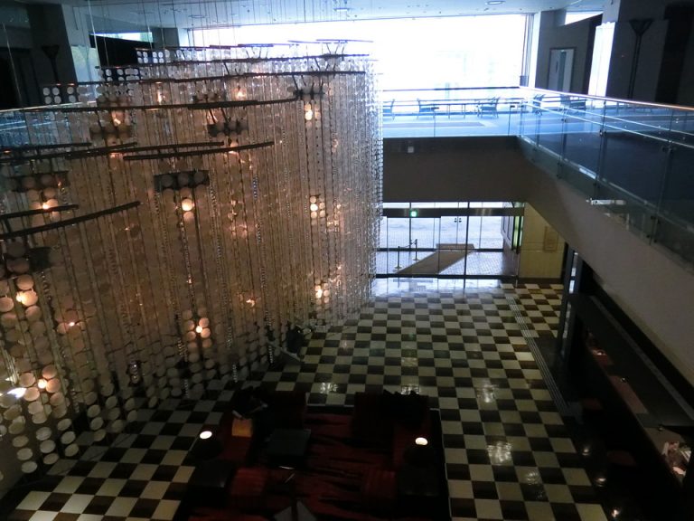 2階吹きぬけからみた入り口側