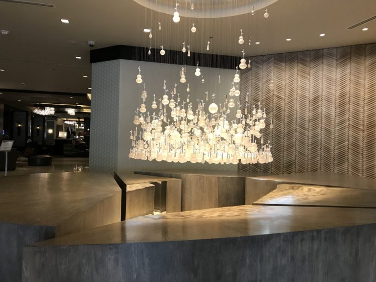 エントランス入ってすぐにあるシャンデリア_