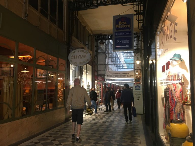 ホテルエントランスに入るまでのパサージュ(1)