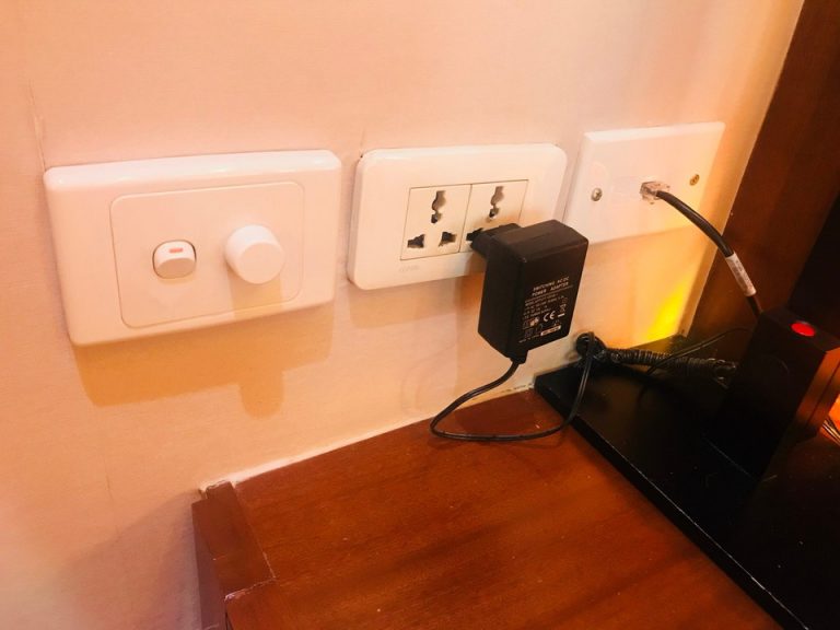 デスク横のコンセント