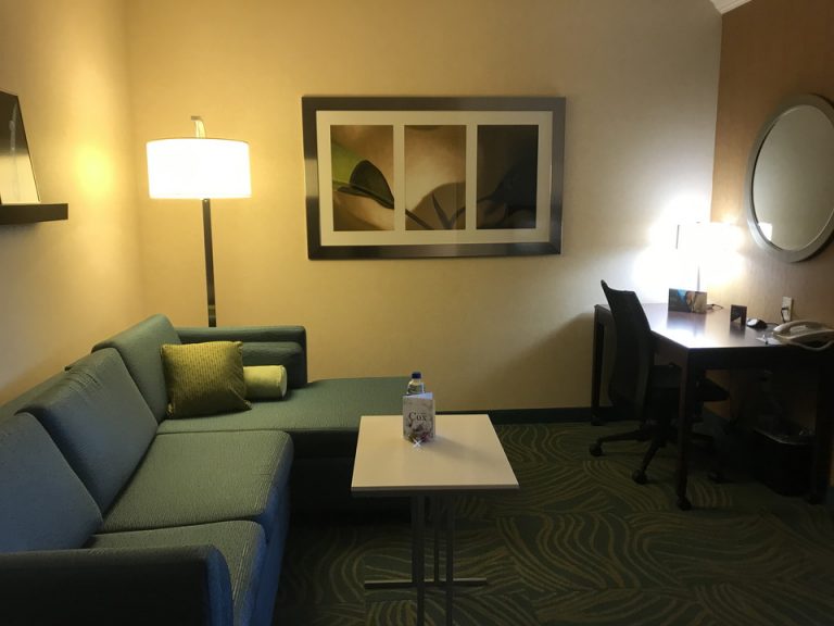 入り口ドアを開けてすぐ左がソファーにデスクが配置されていました