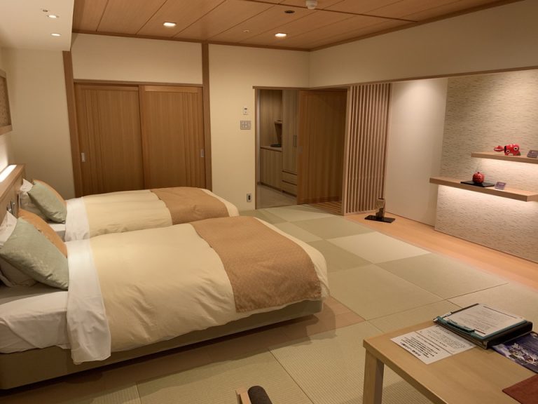 入口方向の客室全体の様子です。