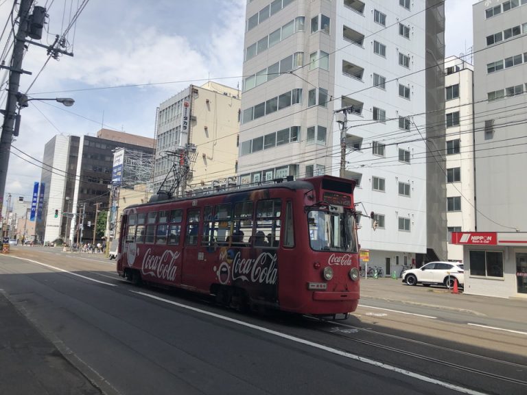 ホテル隣の路面電車(1)