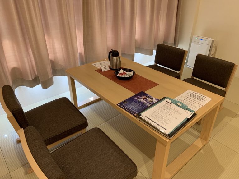 ソファーとデスクが一緒になっている感じです。