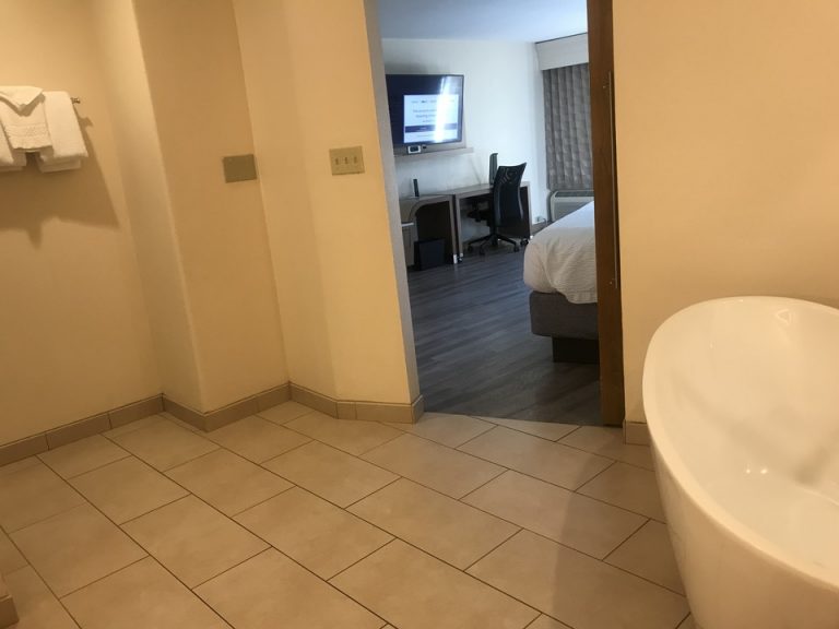 バスルームから部屋側