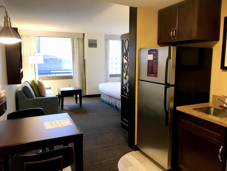 客室入り口から窓方向