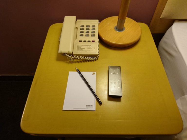 ベッドサイドデスク