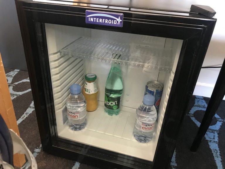 客室 冷蔵庫(中の飲み物は飲み放題、毎日補充してくれる)