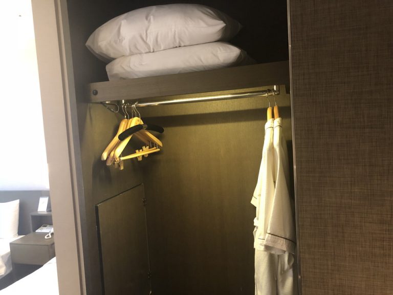 クローゼット上部に枕