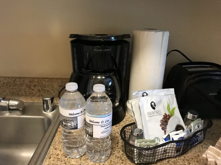 設置コーヒー(水はチェックインの時にいただきました)ラベルに名前が書いてありビックリ!