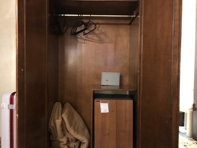 クローゼット中(毛布と冷蔵庫)