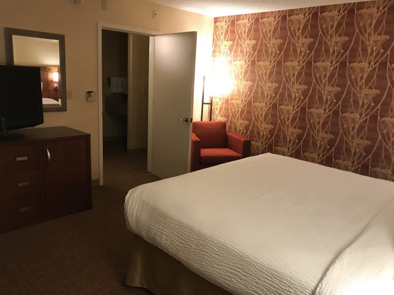 ベッドルーム窓側から入り口にかけて