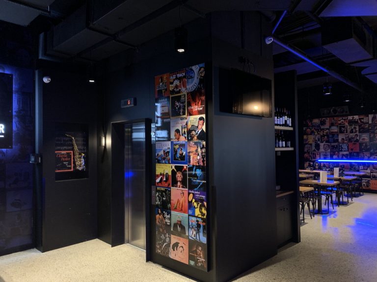 フロント側からエレベーター