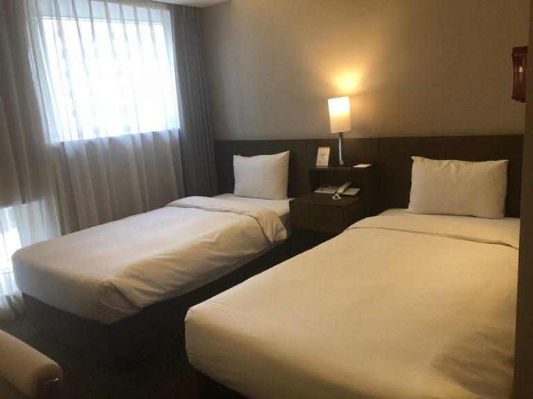 ベッド(デスクから)