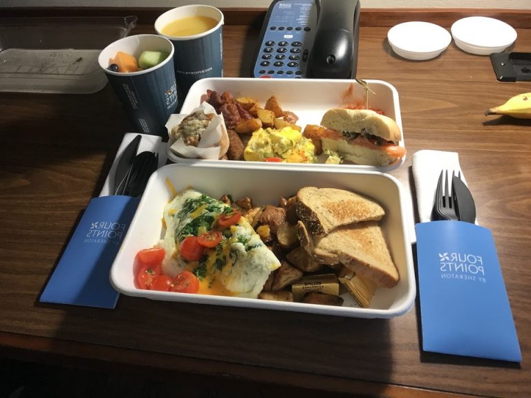 手間は旦那のメニューオーダーエッグホワイトオムレツ奥が私のバフェ