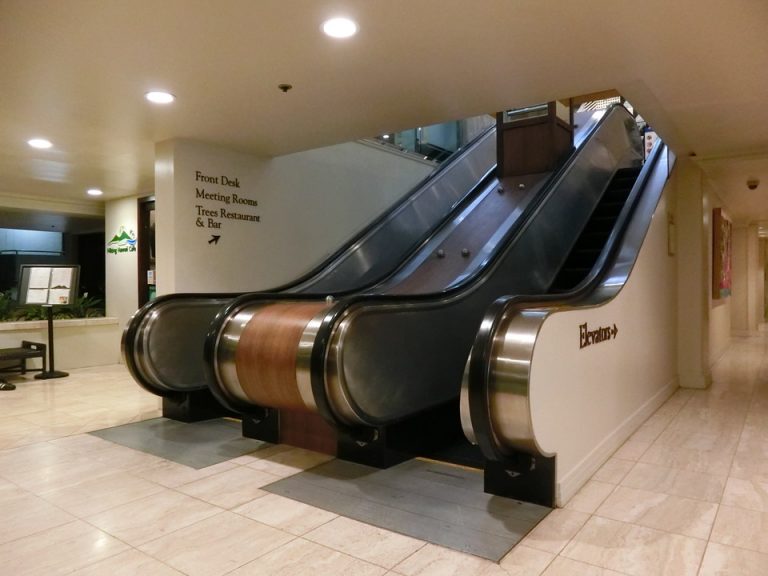 地上階からロビーにあがるエスカレーター