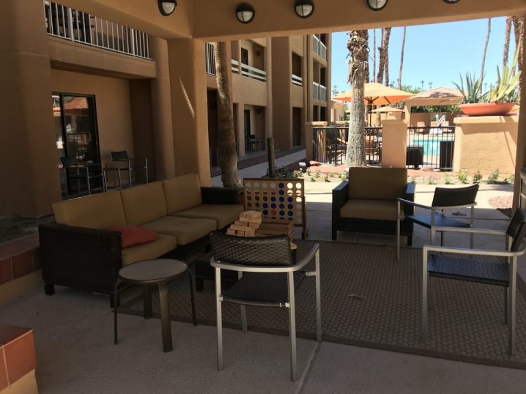 コートヤードには会話しながら遊べれるようになっていました