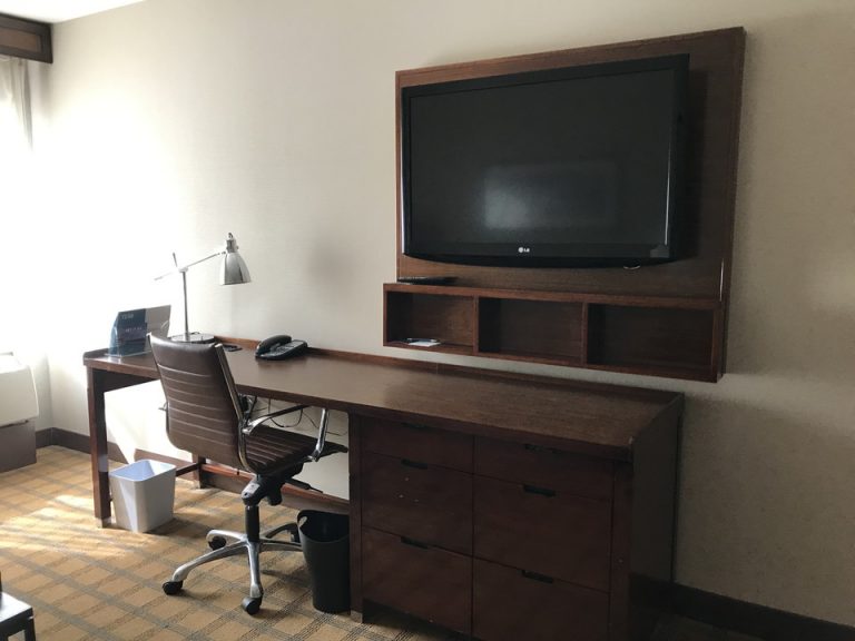 広さのあるデスクには持参してきたパソコンや帽子やら買ったギフト等を置いてもまだ充分なスペース