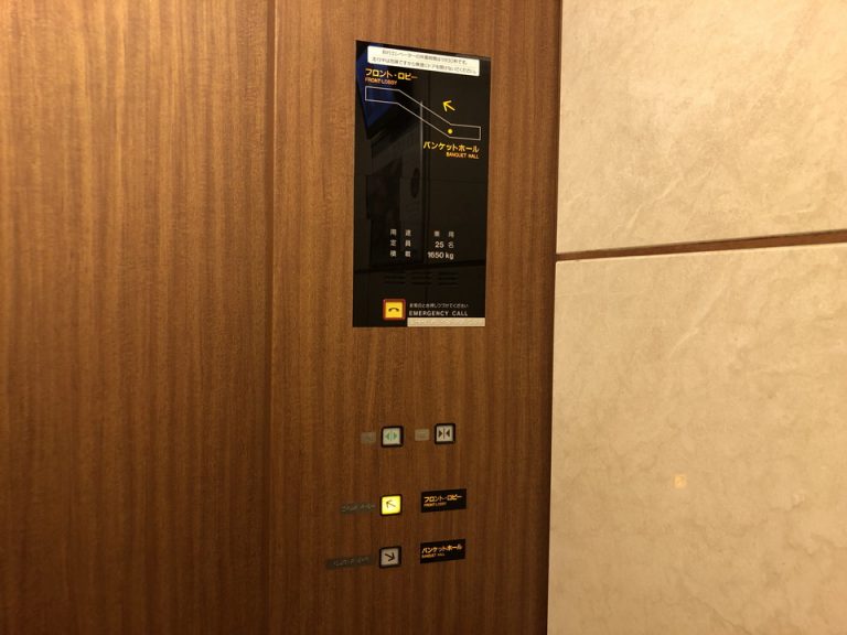 内装「バンケットホール七里ヶ浜」とホテル棟(客室棟)を結ぶ、斜めに動くエレベーター。所要時間1分30秒。