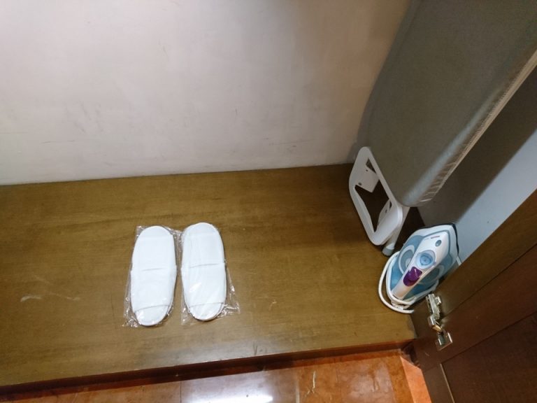クローゼット内アイロン、スリッパ
