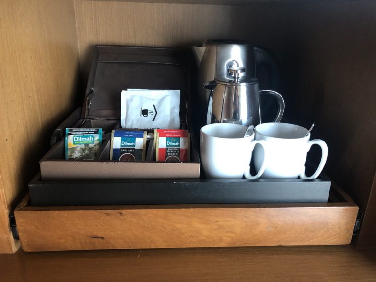 ミニカフェとマグカップ