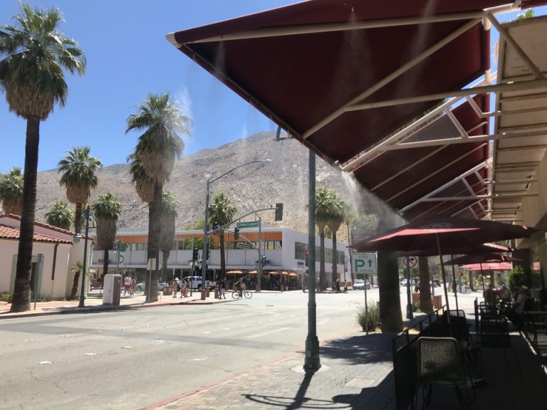 どのレストランからもこのように軒先はスプリンクルで暑さがしのげるようになっていました