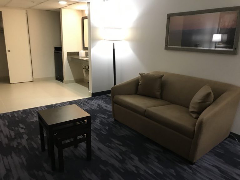 小さなテーブルにソファ