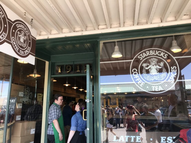 行ってみたかったスターバックス第1号店は観光客で行列でした
