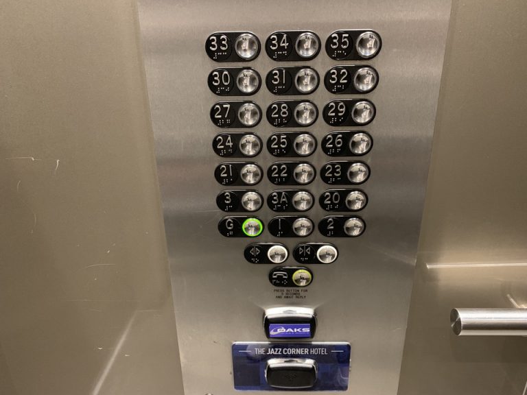 地上階から3Aまでのエレベーターボタン