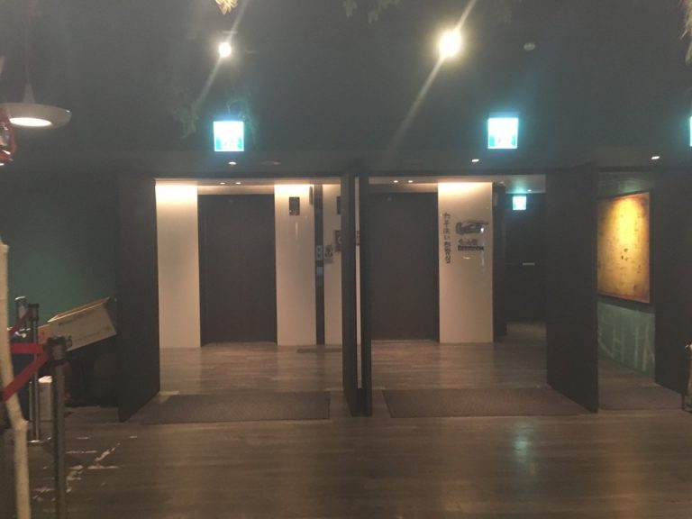 エレベーター前(2)