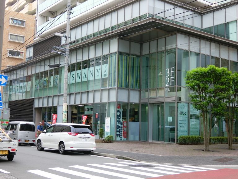 ホテルの駐車場側に薬局があります