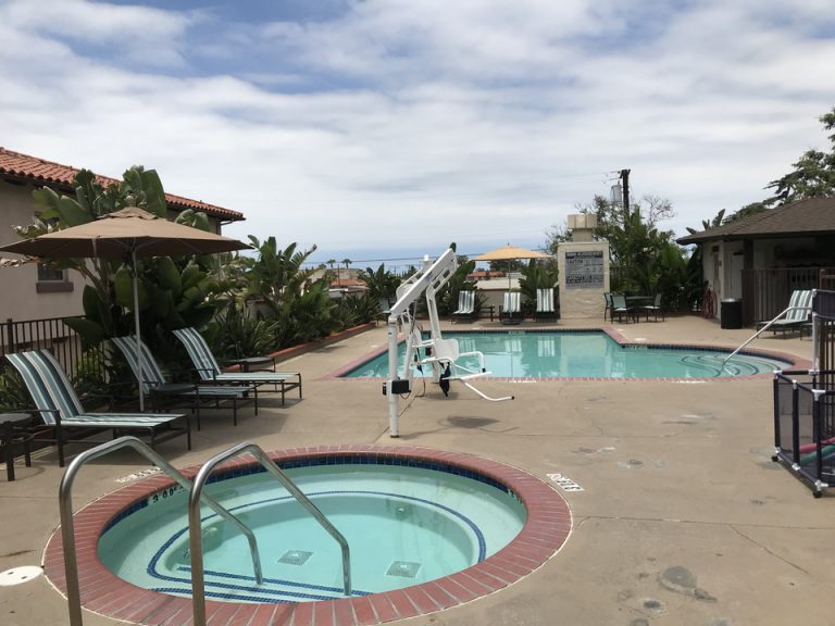 プールとジャグジー