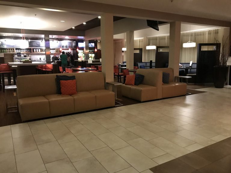 フロントロビーから見たビストロ