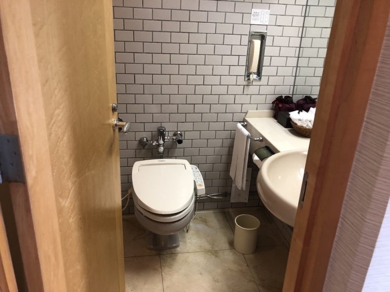 バスルーム入口から全景(1)