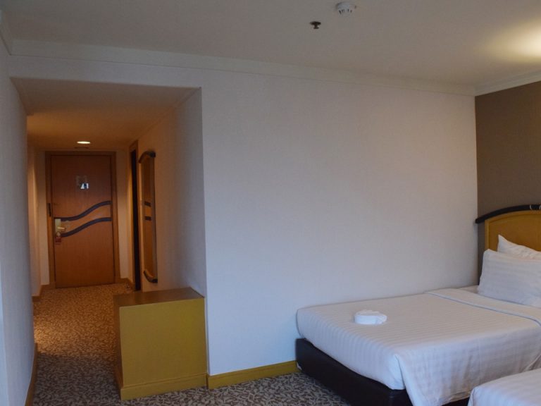 客室全体入り口方向