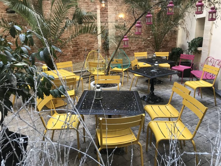 フロント周辺 休憩できるテラス