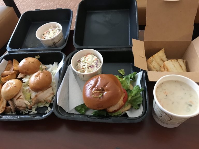 Fisherman’s Market and Grill からのデリバリーはyelpから簡単にオーダーできホテルフロントまで運んできてくれました。マヒマヒスライダーは身が半端なく大きくとても美味しかったです。